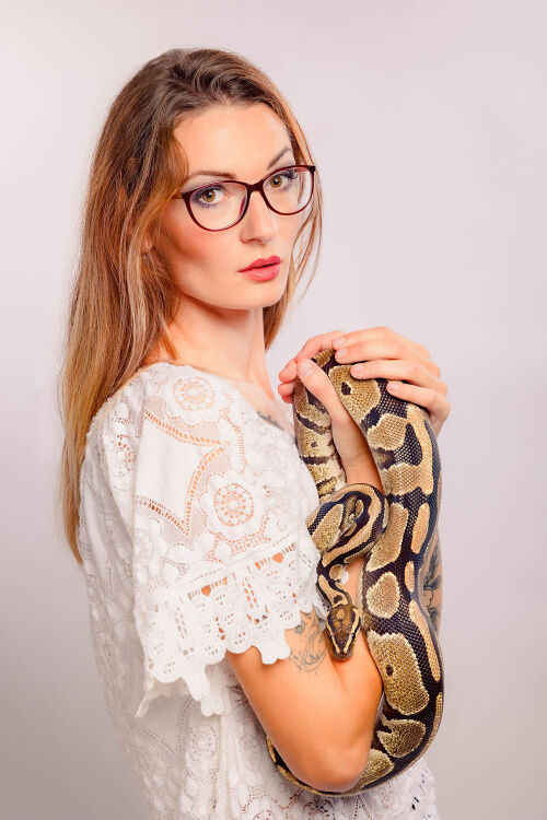 snake with women, fotka s hadem, atelier, bílé pozadí, model with snake, ladie and snake, zena s hadem, had, krajta královská, python regius, 